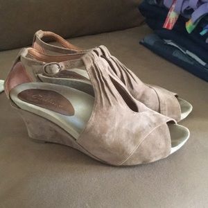 Earthies Tan Wedges Size 8.5